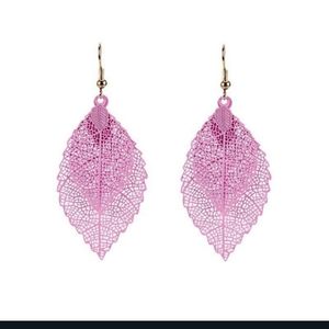 🍃🍃NEW🍃🍃Very Cute Double Leaf Dangle Earrings in BARBIE PINK